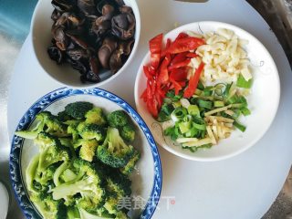 木耳炒西兰花的做法步骤：1