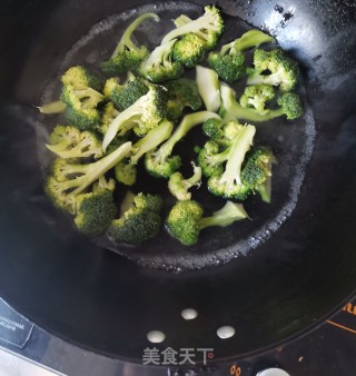 木耳炒西兰花的做法步骤：2