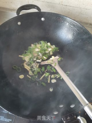 木耳炒西兰花的做法步骤：3