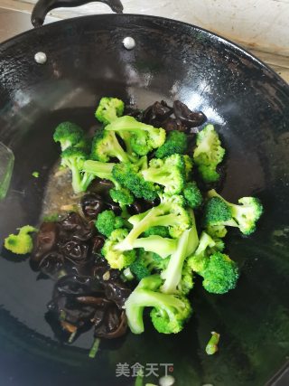 木耳炒西兰花的做法步骤：5