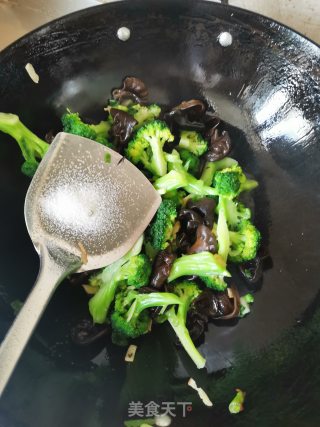 木耳炒西兰花的做法步骤：6