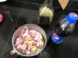 最简单最好吃的可乐排骨的做法步骤：1