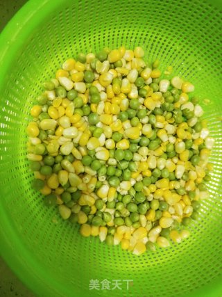 青豆玉米香肠粒的做法步骤：1