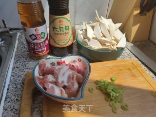 鸡腿菇炒肉的做法步骤：1