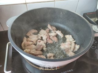 鸡腿菇炒肉的做法步骤：2