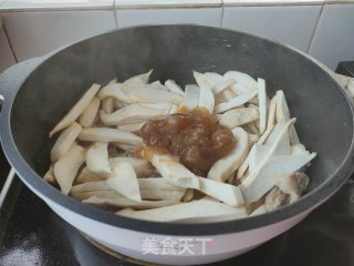 鸡腿菇炒肉的做法步骤：3