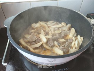 鸡腿菇炒肉的做法步骤：4
