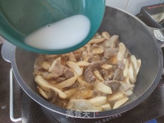 鸡腿菇炒肉的做法步骤：5