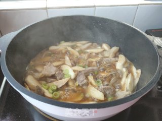 鸡腿菇炒肉的做法步骤：6
