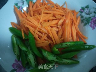 白玉菇炒胡萝卜的做法步骤：2