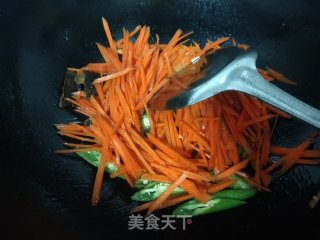 白玉菇炒胡萝卜的做法步骤：4