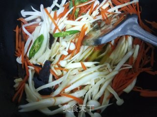 白玉菇炒胡萝卜的做法步骤：5