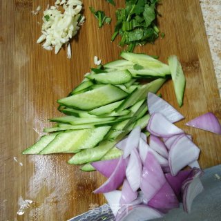 木耳凉拌黄瓜片的做法步骤：2