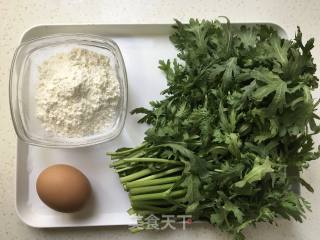 茼蒿菜鸡蛋饼的做法步骤：1