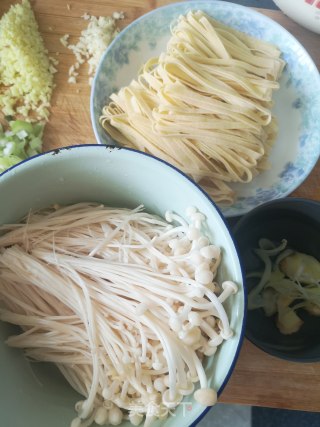 酱香豆皮金针菇的做法步骤：1