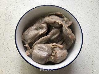 酸豆角炒鸡胗的做法步骤：4