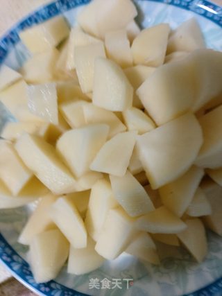土豆烧鸡的做法步骤：1