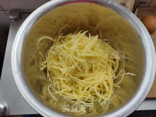 土豆丝饼的做法步骤：2