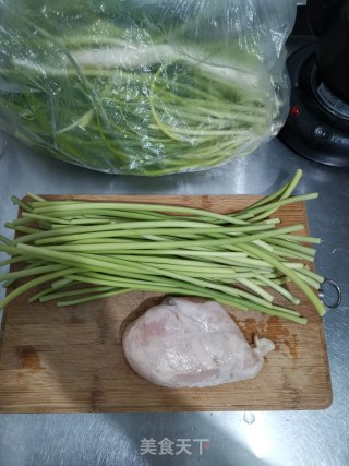 蒜苔炒鸡丁的做法步骤：1