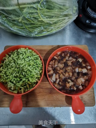 蒜苔炒鸡丁的做法步骤：2