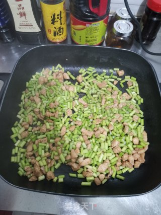 蒜苔炒鸡丁的做法步骤：4