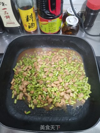 蒜苔炒鸡丁的做法步骤：5