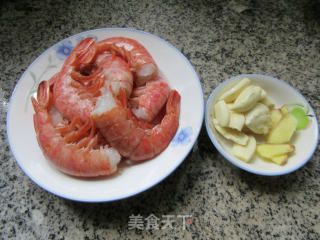 蒜香无头大虾的做法步骤：1