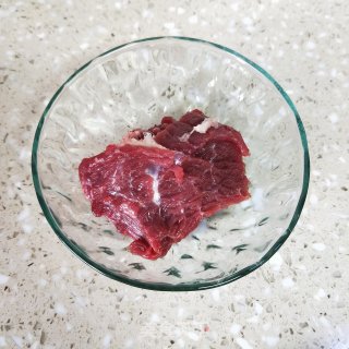 萝卜青牛肉汤的做法步骤：2