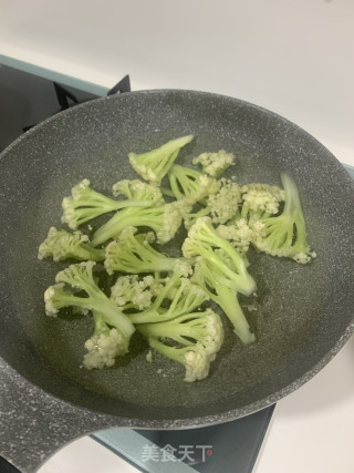 花菜炒腊肉的做法步骤：1