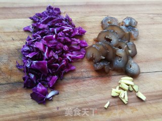 海参紫甘蓝蛋炒饭的做法步骤：2