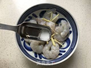 糖醋鲜果虾仁的做法步骤：2