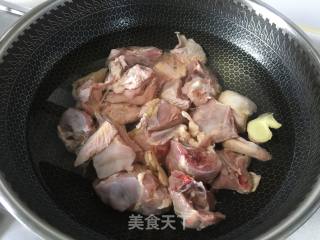 鱼丸笋片鸡汤的做法步骤：1