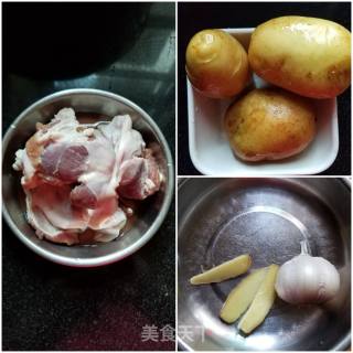 护心肉焖土豆的做法步骤：1