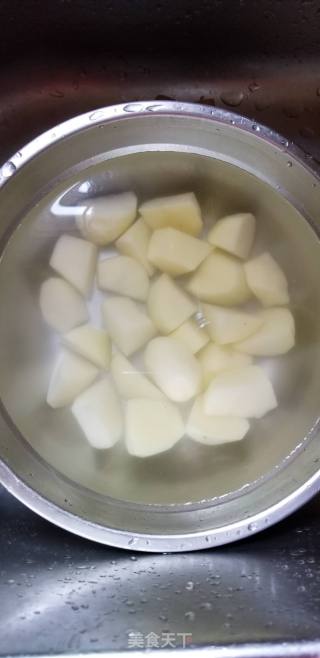 护心肉焖土豆的做法步骤：2