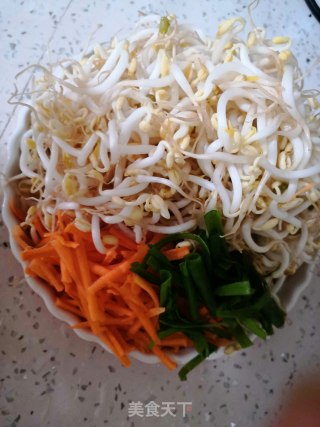 蚝油炒豆芽的做法步骤：1