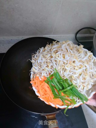 蚝油炒豆芽的做法步骤：3