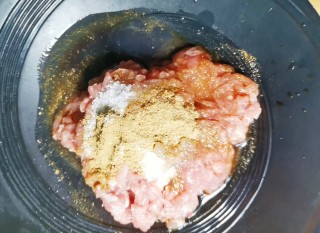 五香肉卷的做法步骤：2