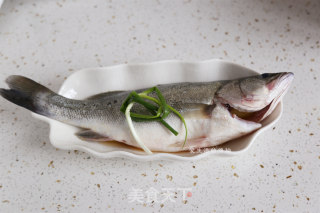 清蒸花鲈鱼的做法步骤：6