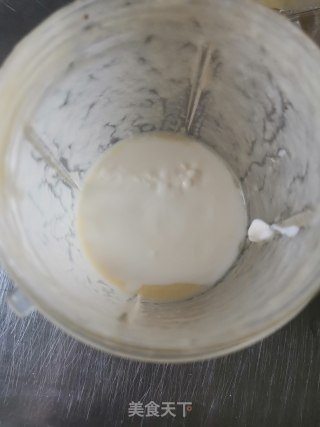 香蕉凤梨奶盖的做法步骤：1