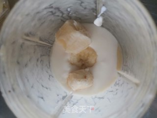 香蕉凤梨奶盖的做法步骤：2