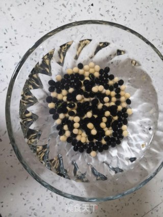 黑豆豆渣花卷的做法步骤：1