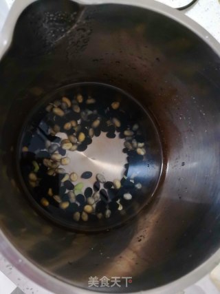 黑豆豆渣花卷的做法步骤：2