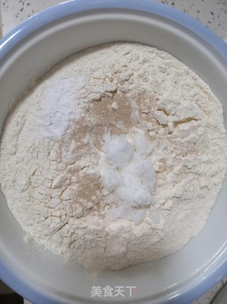 黑豆豆渣花卷的做法步骤：3