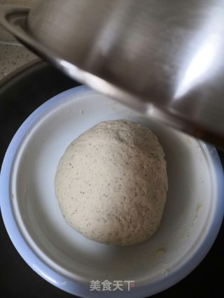 黑豆豆渣花卷的做法步骤：5