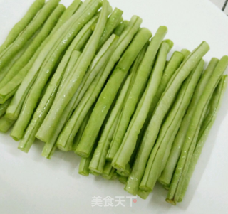 豆角炒肉的做法步骤：2