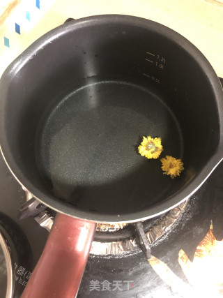 菊花丝瓜虾饺汤的做法步骤：2