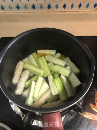 菊花丝瓜虾饺汤的做法步骤：4