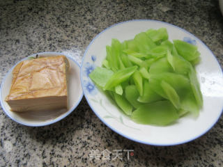 香糕炒莴笋的做法步骤：1