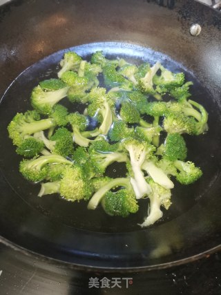 杏鲍菇鸡胸肉炒西兰花的做法步骤：2