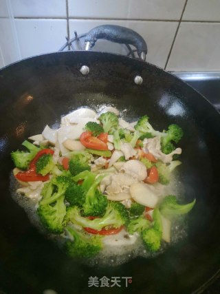 杏鲍菇鸡胸肉炒西兰花的做法步骤：8